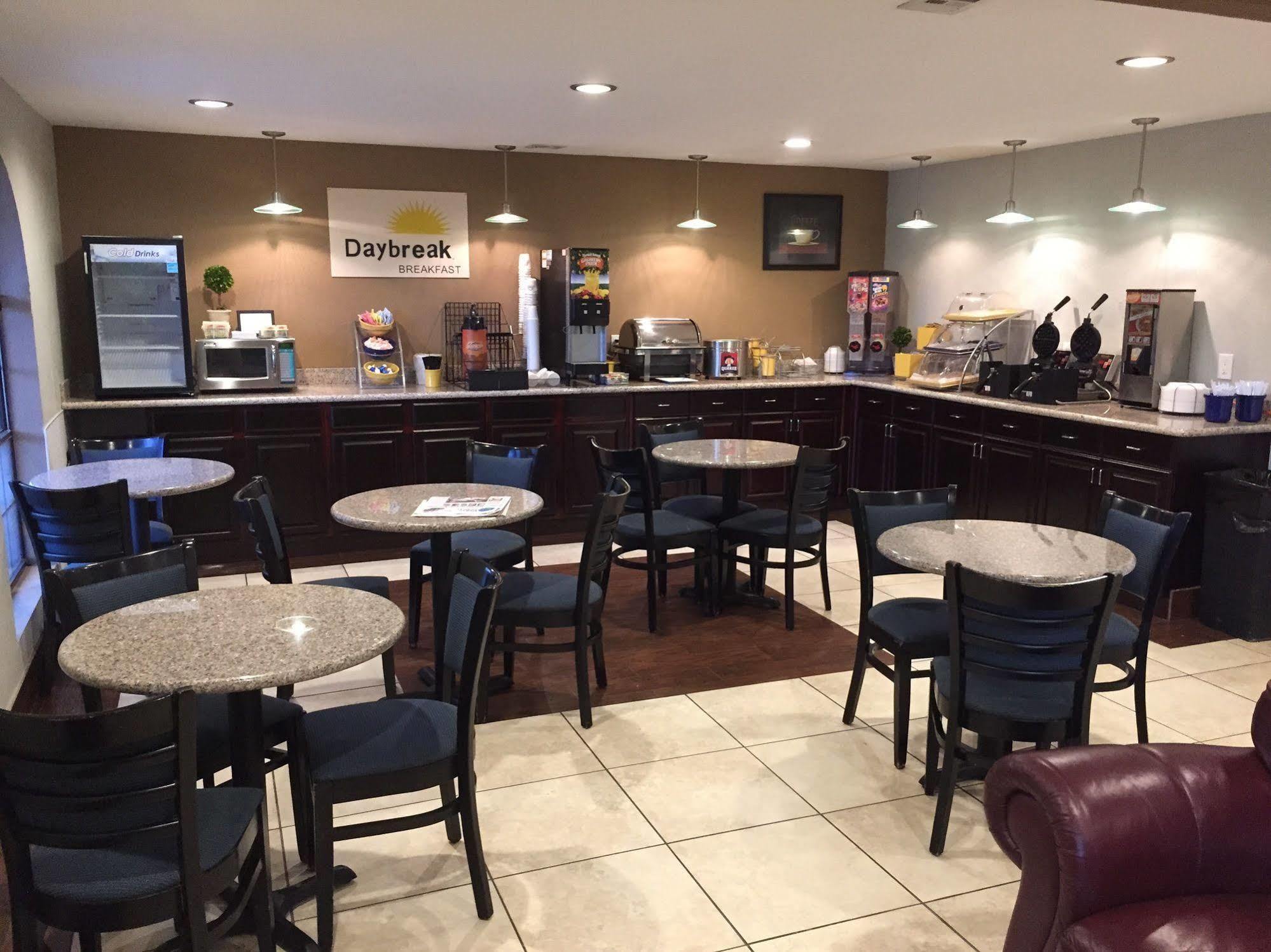 新布劳恩费尔斯戴斯酒店 新布朗费尔斯 外观 照片